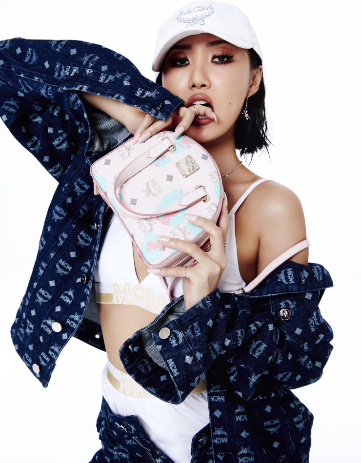 로고 프린트 데님 재킷과 팬츠는 가격미정, 브라톱은 13만원, 복서 쇼츠는 6만5천원, 베이직 로고 캡은 21만5천원, 로봇 쥐 팬던트 이어링은 36만5천원, 에센셜 플로럴 레오파드 토트 미니백은 82만5천원 모두 MCM.