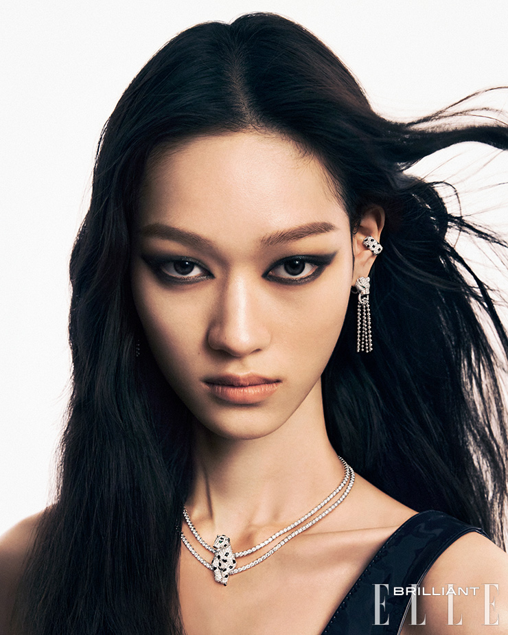 (위부터) 18K 화이트 골드에 오닉스와 총 1.20캐럿의 브릴리언트 컷 다이아몬드를 세팅한 ‘팬더 드 까르띠에’ 이어링, 18K 화이트 골드에 총 1.48캐럿의 브릴리언트 컷 다이아몬드, 에메랄드, 오닉스를 세팅한 ‘팬 더 드 까르띠에’ 이어링, 18K 화이트 골드에 에메랄드, 오닉스, 총 17.45캐럿의 다이아몬드를 세팅한 ‘팬더 드 까르띠에’ 네크리스는 모두 가격 미정 Cartier. 드레스는 Ferragamo. 