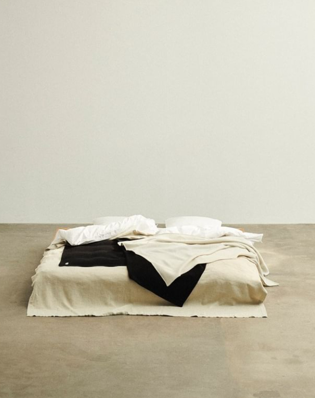 테클라의 린넨 베드스프레드와 블랭킷