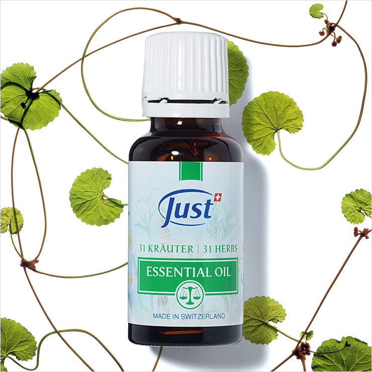 손바닥에 떨어트려 깊이 호흡하거나 뭉친 곳에 바르거나 보디로션에 섞거나 입욕제로 활용하거나! 유칼립투스, 로즈메리 등 31가지 허브 성분이 담긴 31 허브 오일, 2만5천원, Just.