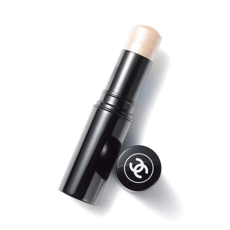 은은한 로지 컬러의 밤 스틱이 피부에 이슬이 맺힌 듯 촉촉한 윤기를 더하는 바움 에쌍씨엘 트렌스페어런트, 5만9천원, Chanel. 