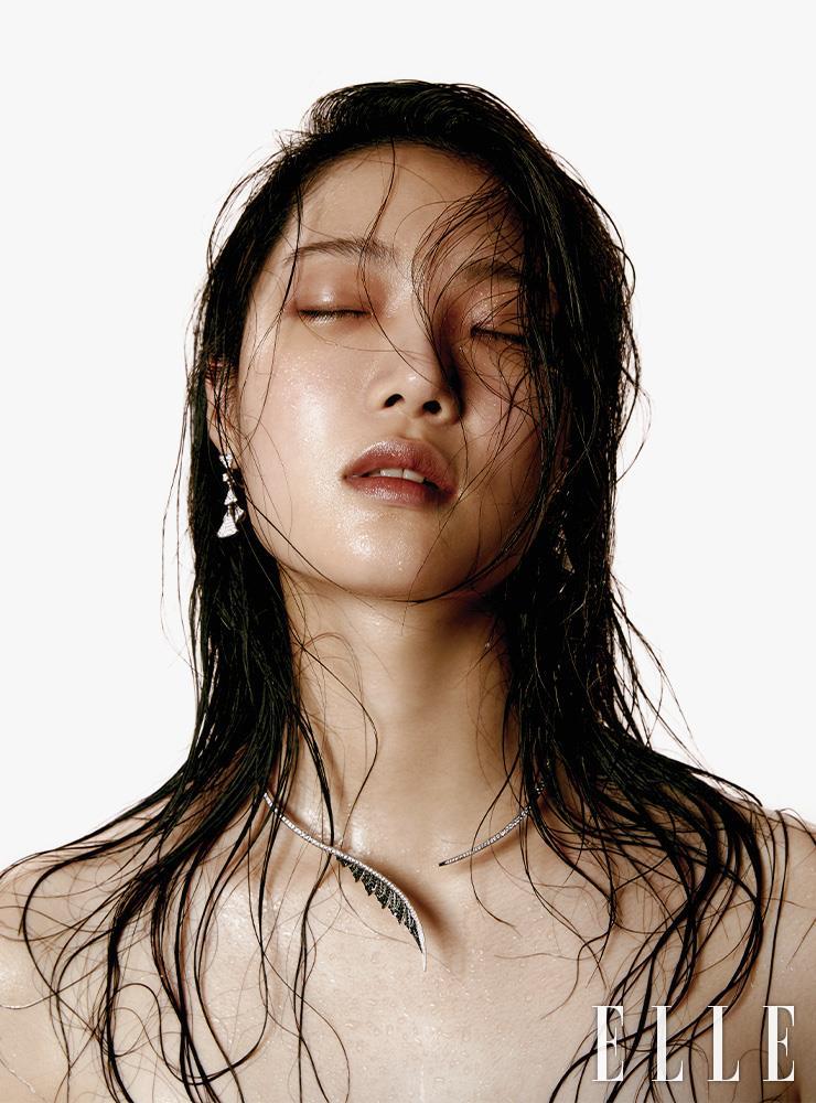 부채꼴 모티프를 연결한 ‘디바스 드림’ 드롭 이어링은 2천9백만원대, Bvlgari. 깃털을 형상화한 ‘매그니피센트 파베’ 네크리스는 가격 미정, Stephen Webster.