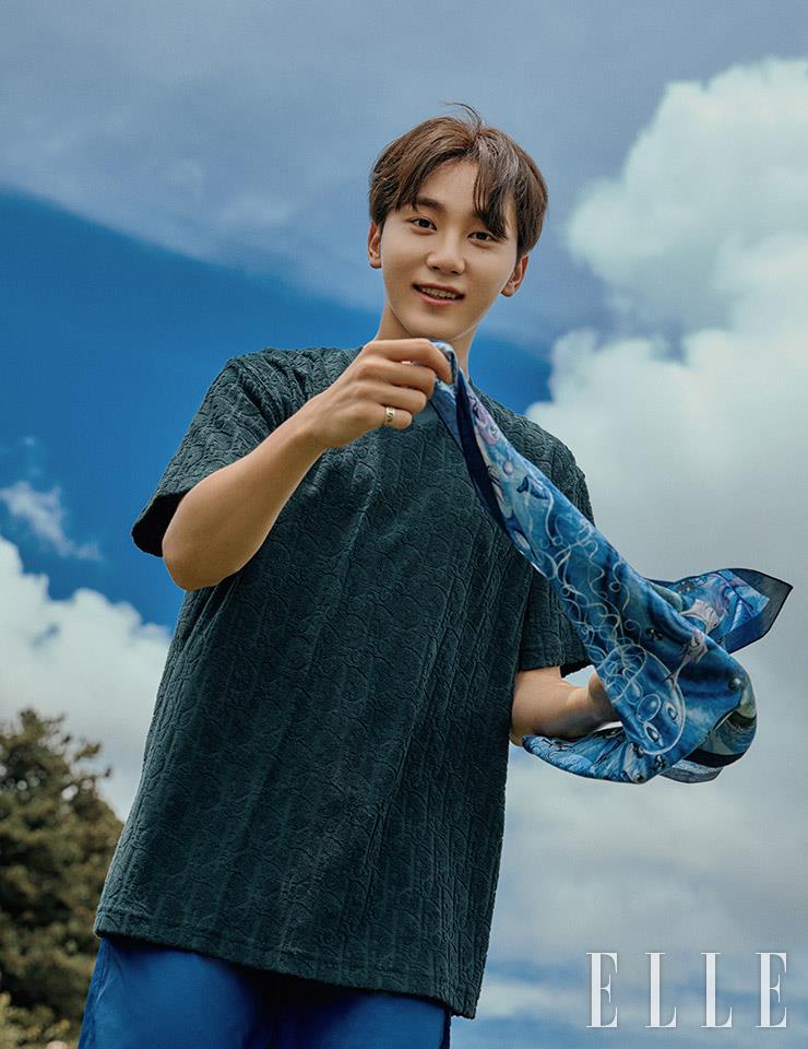  반팔 티셔츠와 블루 스윔 팬츠, 기하학 패턴의 스카프 모두 DIOR MEN.