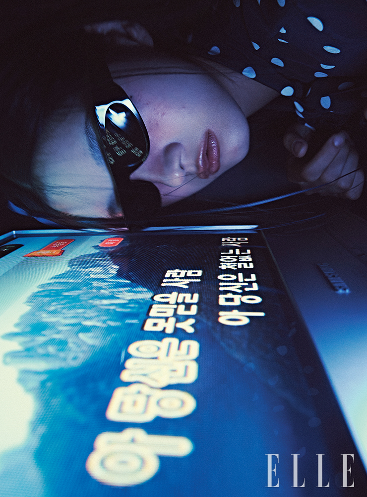 도트 패턴의 셔츠는 2백80만원, Valentino. 블랙 선글라스는 가격 미정, Celine Homme.