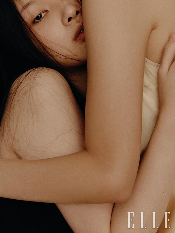 주향이 입은 슬리브리스 드레스는 가격 미정, Tod’s. 다영이 입은 실크 톱은 18만원대, Joseph by Yoox.com.