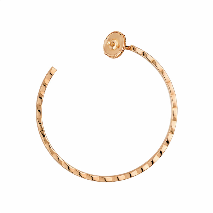 측면까지 섬세하게 조각한 후프 이어링.