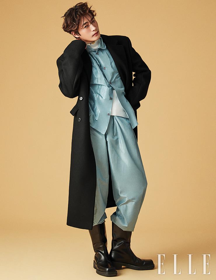 블랙 코트와 셔츠, 화이트 터틀넥 톱, 팬츠, 앵클부츠는 모두 Prada.