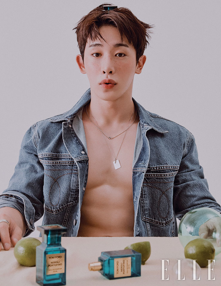 데님 재킷은 Calvin Klein Jeans. 길이가 짧은 목걸이는 Rocking AG. 스퀘어 펜던트가 달린 롱 네크리스는 Verutum. 반지는 John Hardy. 