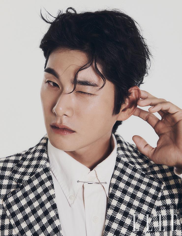 재킷과 베스트는 Gucci. 셔츠와 칼라 핀은 스타일리스트 소장품.