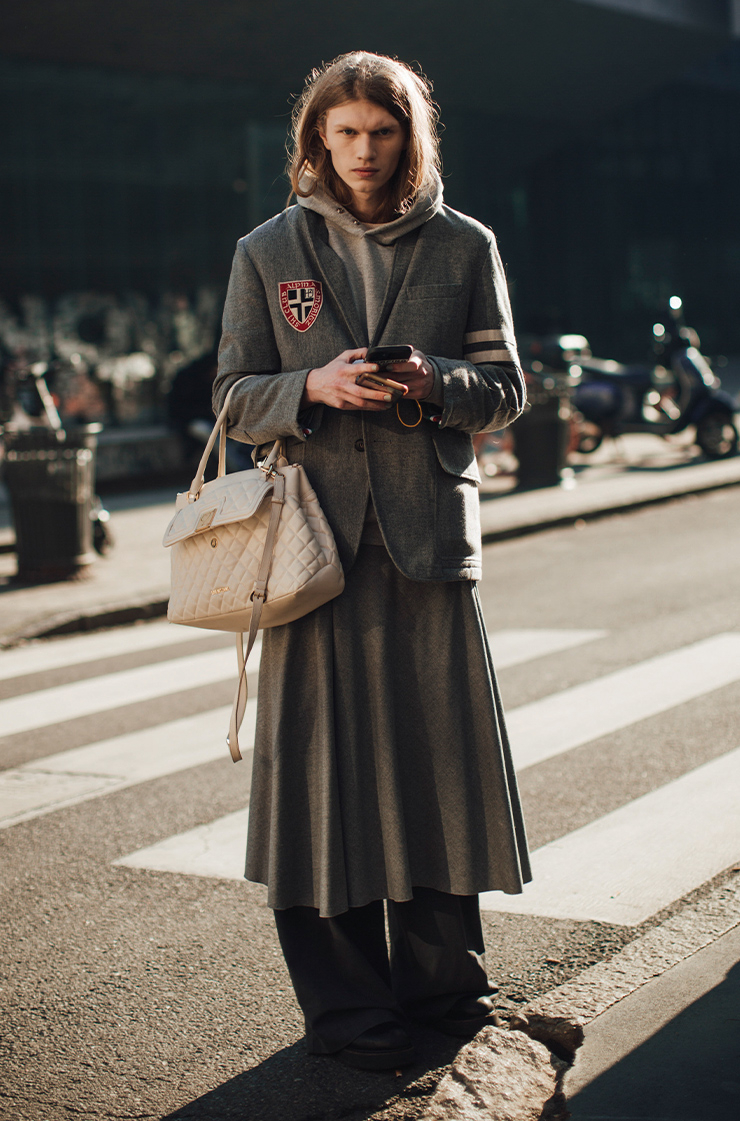 밀라노 패션위크에서 포착한 스커트 룩.