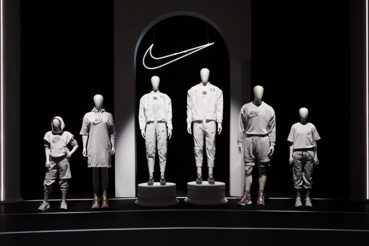 도쿄 올림픽 메달 스탠드에 오를 선수 유니폼과 '무브 투 제로' 컬렉션. 모두 재활용 소재를 최대한으로 활용했다