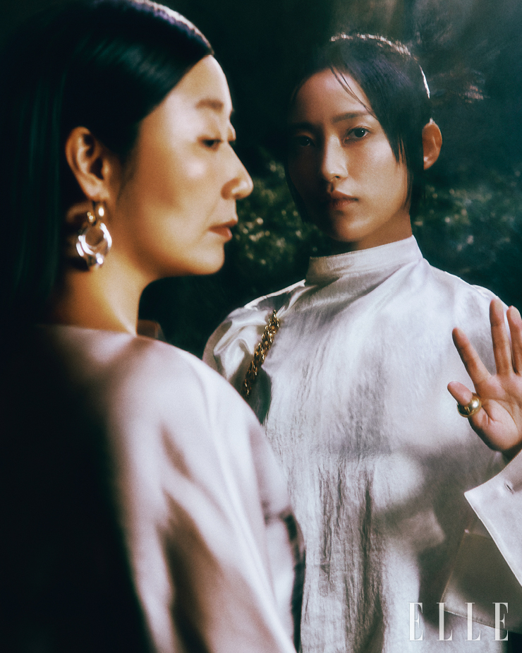 라미란이 입은 화이트 원피스는 Loewe. 이어링은 H&M. 박영주가 입은 화이트 원피스는 Loewe. 골드 링은 Sentiments.