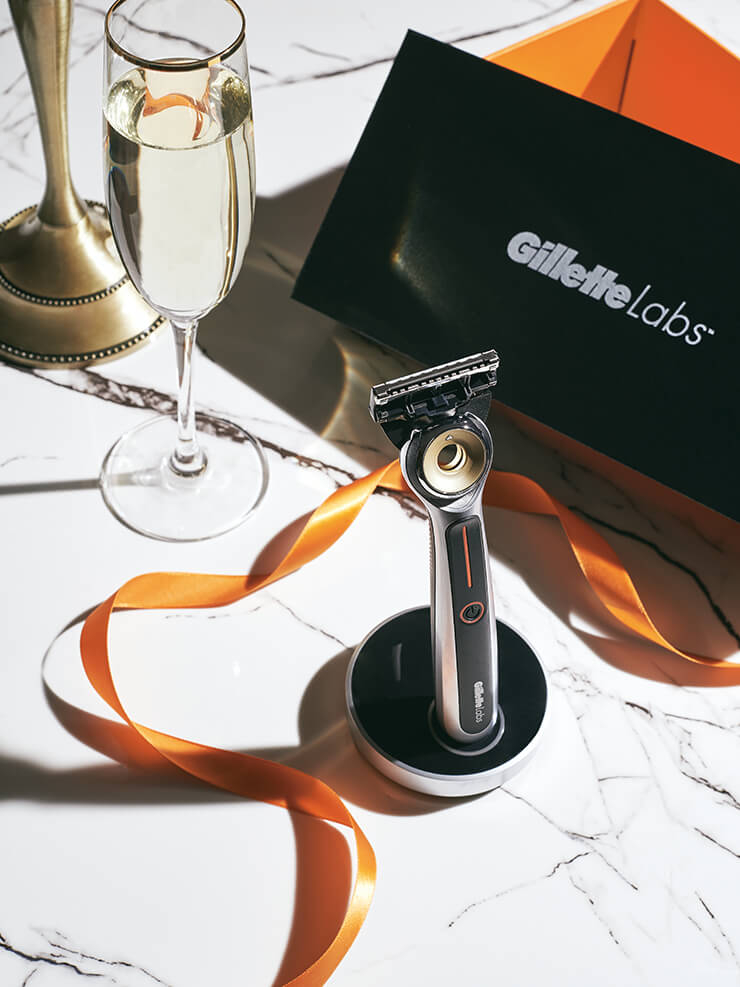 [히티드 레이저] 프리미엄 라인인 질레트 랩스에서 첫 번째로 선보이는 혁신적 면도기로, 1초 만에 따뜻해지는 온열 바가 장착돼 집에서 바버샵 스팀타월 셰이빙의 따뜻함을 경험할 수 있다. 매일 아침 즐겁고 럭셔리한 그루밍 경험을 선사해줄 세계 최초의 온열 면도기다. 질레트 랩스. 