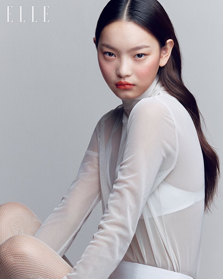  화이트 브라 톱과 쇼츠 ,  터틀넥 톱 ,  타이츠 모두 스타일리스트 소장품 .