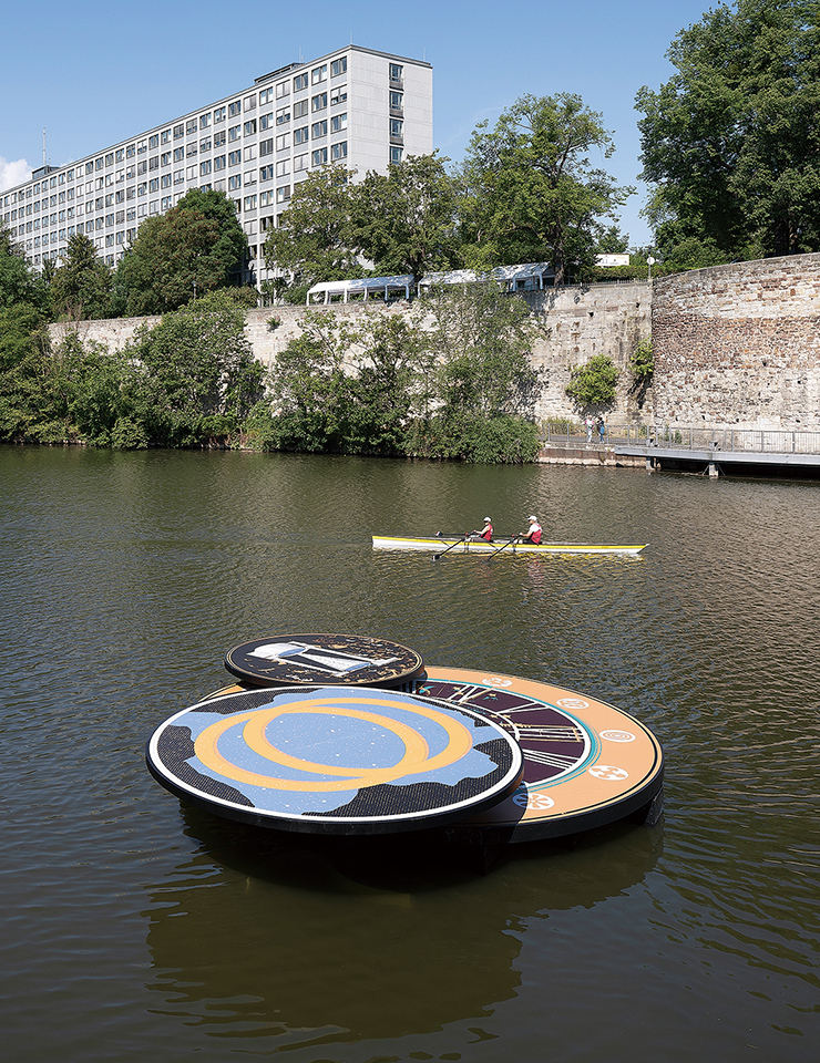 풀다 강에 둥둥 떠 있는 물시계는 블랙 콴텀 퓨처리즘의 인터랙티브 설치미술 작품.