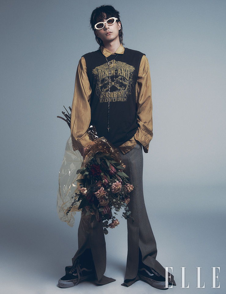 빈티지 블라우스는 Varka. 부츠 컷 팬츠는 FromArles. 선글라스는 Gentle Monster. 롱 네크리스는 Dolce & Gabbana. 이어 커프는 Keep’em. 스니커즈는 Vans. 슬리브리스 티셔츠는 스타일리스트 소장품.