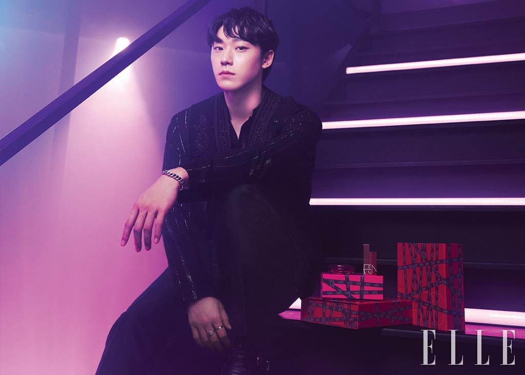 이도현 나스블랙 시스루 셔츠와 블랙 웨스턴 패치 베스트, 블랙 슬랙스는 모두 스타일리스트 소장품. 블랙 버클 부츠와 실버 체인 하프 뱅글, 실버 스퀘어 링, 실버 심플 링은 모두 Saint Laurent by Anthony Vaccarello.