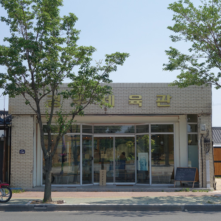 책방 지나가다는 경주 로스터리 카페 향미사에 ‘숍 인 숍’ 형태로 자리하고 있다. 