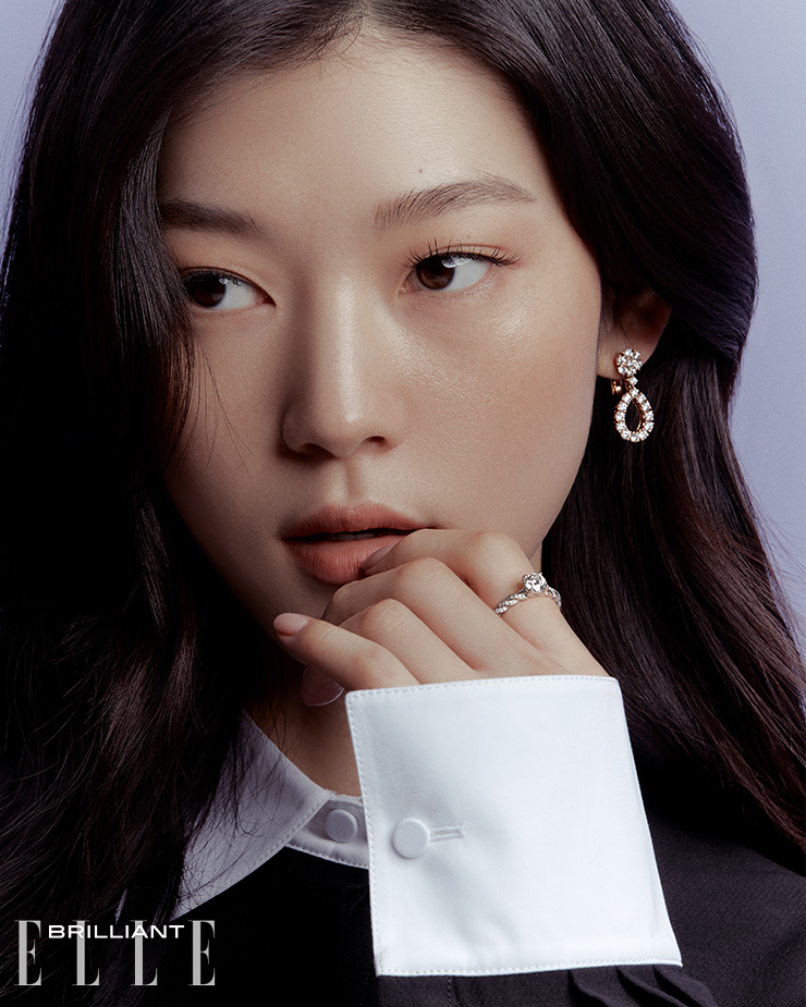 다이아몬드를 세팅한 ‘디아망트 컬렉션’ 이어링은 4천47만원 CHOPARD. 다이아몬드를 파베 세팅한 ‘포스텐 인게이지먼트’ 링은 1천5백65만원 FRED. 칼라 드레스는 5백60만원 VALENTINO.