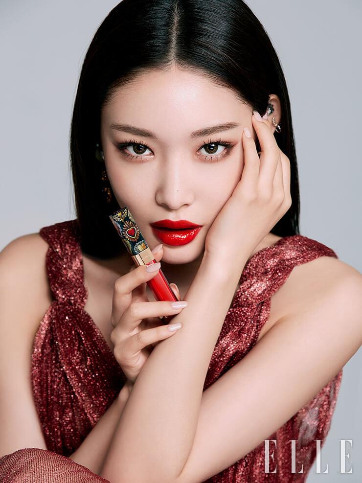튤 라메 드레스, DG 로고 디테일의 드롭 이어링은 모두 DOLCE&GABBANA.