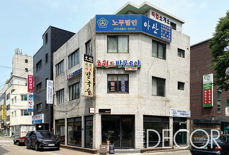 건물의 나이만큼 오랜 세월을 함께해 온 상점들의 낡은 간판 또한 서울의 현대를 보여주는 요소들. 