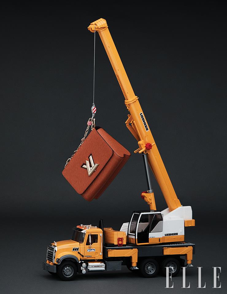 하우스의 클래식한 자물쇠 모티프인 에나멜 참으로 장식한 트위스트 MM 핸드백은 Louis Vuitton.