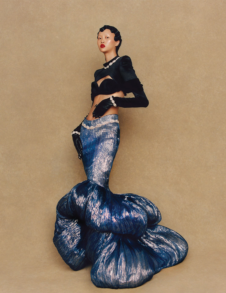 해녀와 넘실거리는 파도의 모습을 재해석한 미스 소희의 2021 FW 컬렉션. 디자이너 박소희는 자연적인 요소에서 많은 영감을 받는다. 