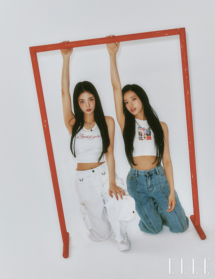나경이 입은 슬리브리스 톱은 Cacele. 슈즈는 Converse. 팬츠와 주얼리는 모두 스타일리스트 소장품. 지원이 입은 슬리브리스 톱은 Asif Calie. 데님 팬츠는 Mathieu. 샌들은 Pierre Hardy. 주얼리는 모두 스타일리스트 소장품. 
