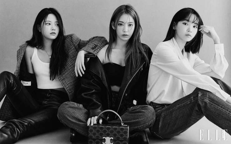 은채가 입은 체크패턴 재킷, 워싱이 들어간 데님팬츠, 모두 Celine, 화이트 톱은 스타일리스트 소장품. 사쿠라가 입은 빈티지 램스킨 바이커 재킷, 네이비 트리오페 언더피싱 실크 크롭톱, 워싱이 들어간 데님팬츠, 부츠는 모두 Celine. 채원이 입은 실크 블라우스, 워싱이 들어간 데님팬츠, 착용한 브라운 가죽 벨트는 모두 Celine. 