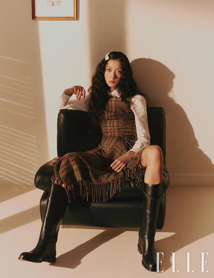 프린지 디테일을 더한 랩 드레스와 화이트 코튼 트윌 셔츠, 블랙 레더 부츠는 모두 Polo Ralph Lauren.