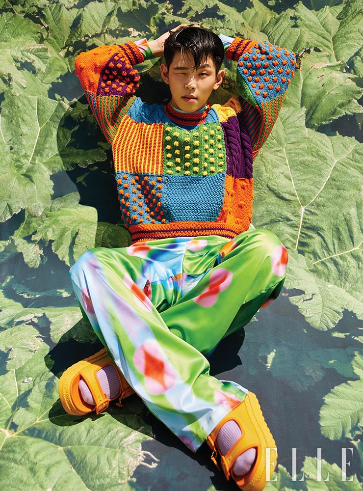 팝아트적 프린트의 터틀넥과 팬츠는 모두 Lagoon1992. 컬러 블록이 인상적인 니트 톱은 Kenzo. 오렌지 컬러 샌들은 Coach.