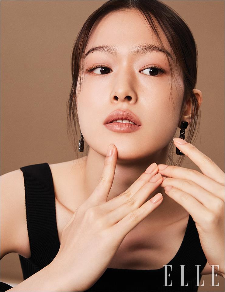 부드러운 캐시미어를 연상시키는 펄 없이 보송한 질감의 누디한 베이지빛 섀도, 레 꺄트르 옹브르, 308 끌레르-옵스뀌를 눈꺼풀에 발라 투명한 음영을 표현한다. 웜 베이지빛의 루쥬 알뤼르, 206 일루젼을 입술에 바르고, 손톱에는 르 베르니, 949 데누드를 두 번 발라 톤 온 톤 믹스매치를 완성했다. 사용 제품은 모두 Chanel.