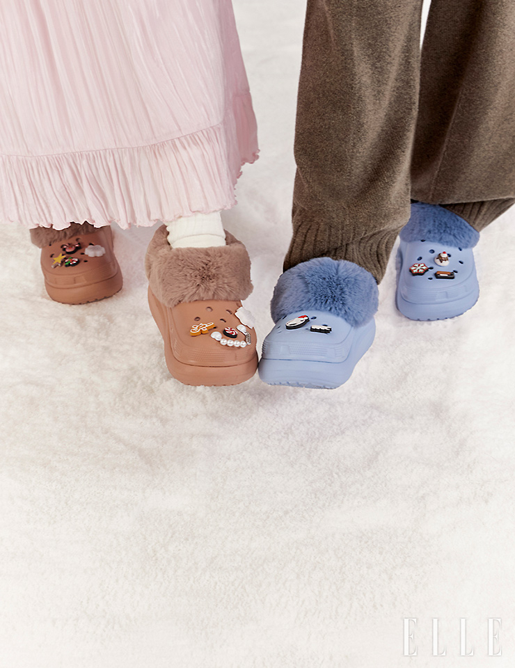 톤앤톤으로 맞춘 퍼 디테일과 슈즈 컬러 조합이 돋보이는 퍼에버 크러쉬는 모두 Crocs.