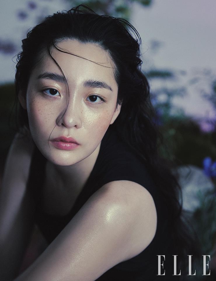 Beauty Note 물기 어린 김민하의 피부는 퓨어 래디언트 프로텍션 아쿠아 글로우 쿠션 파운데이션 SPF 23/PA++, 한라를 바른 뒤 골드 시머 펄이 든 오르가즘 드라이 바디 오일을 콧등과 턱 부근에 얇게 덧발라 완성했다. 블러쉬 브론저 듀오, 오르가즘/라구나를 믹스해 양 볼에 넓게 바르고, 오르가즘 립마스크를 입술에 발라 투명한 윤기를 더해 마무리. 사용 제품은 모두Nars.