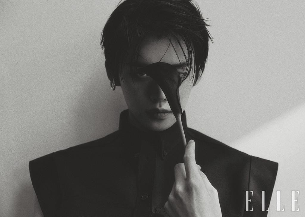 원피스는 Burberry. 