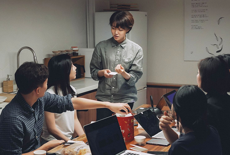 고명진 대표와 실비아헬스 직원들이 함께있는 모습.