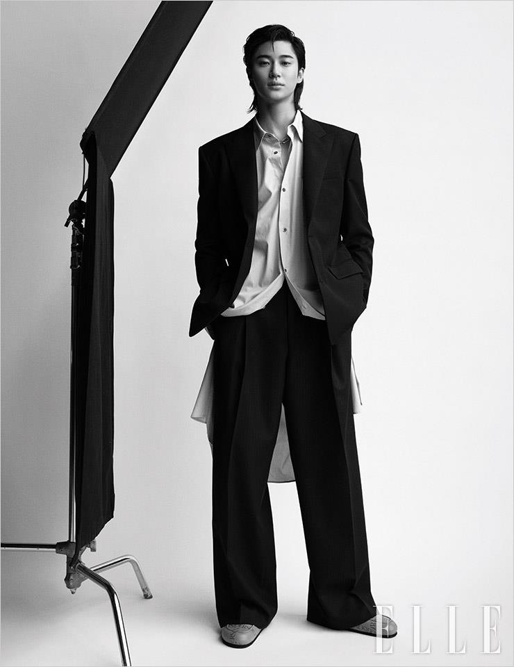 블랙 더블 재킷은 Juun.J. 셔츠와 팬츠는 Dries Van Noten by Boontheshop. 슈즈는 JW Anderson.