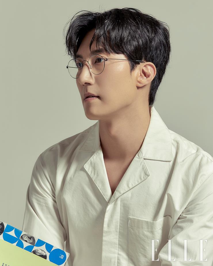 화이트 셔츠는 Lemeteque.