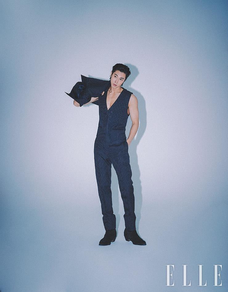 베스트와 코트, 팬츠는 모두 Alexander McQueen. 블랙 슈즈는 Ronda Studios.