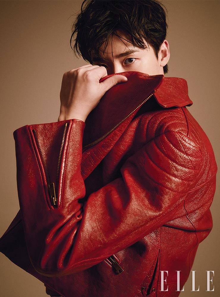 레더 바이커 재킷은 Prada.