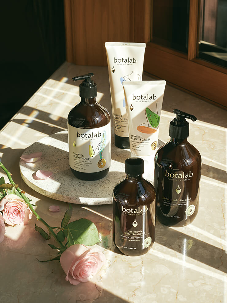 [보타랩 데저티콜라 헤어케어 세트] 25년의 연구 끝에 개발한 데저티콜라 성분이 풍성하고아름다운머릿결을 연출해주는 데저티콜라 샴푸, 강인한 생명력을 전해주는 데저티콜라 성분이 손상 모발을 케어해주고 영양, 보습, 탄력, 윤기, 볼륨을 더해주는 워터 타입의 데저티콜라 워터 트리트먼트. 모두 보타랩. [보타랩 슈아멜 바디케어 세트] 촉촉한 피부를 유지해 피부 본연의 힘을 강화해주는 히알루콜라겐 3 성분과 피부 장벽 강화에 도움을 주는 MEL 성분이 함유된 슈아멜 바디 워시, 병풀 성분이 함유된 씨쏠트 성분의 타이거쏠트가 자극없이 묵은 각질과 모공 속 노폐물을 제거해주는 슈아멜 바디 스크럽, 유산균발효물을 피부 깊숙히 전달해주는 큐보좀 기술을 접목한 슈아멜 바디크림 모두 보타랩. 
