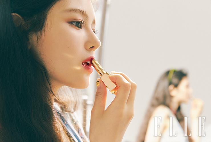 캐시미어처럼 보송한 질감의 레 꺄트르 옹브르, 308 끌레르-옵스뀌로 다니엘의 눈가에 뉴트럴 톤의 음영을 딥하게 연출. 체리 레드빛의 루쥬 알뤼르 렉스트레, 858호를 입술에 발라 마무리한다. 사용 제품은 모두 Chanel. 니트 베스트 톱은 Polo Ralph Lauren. 데님 오버올은 스타일리스트 소장품. 헤어밴드처럼 연출한 선글라스는 Gentle Monster. 초커는 Chanel.