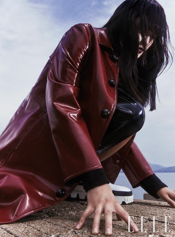 간결한 디자인의 페이턴트 코팅 저지 코트와 블랙 스커트는 모두 2 Moncler 1952. 화이트 첼시 부츠는 Moncler Collection.