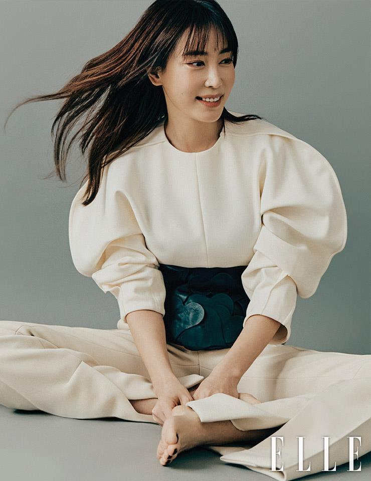 크림 컬러 크레페 톱과 플레어드 팬츠는 모두 Recto. 하트 디테일이 돋보이는 레더 벨트는 Aimons.