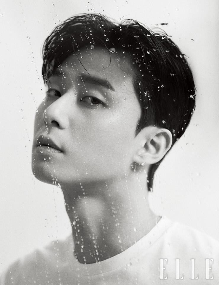 화이트 티셔츠는 Our Legacy.