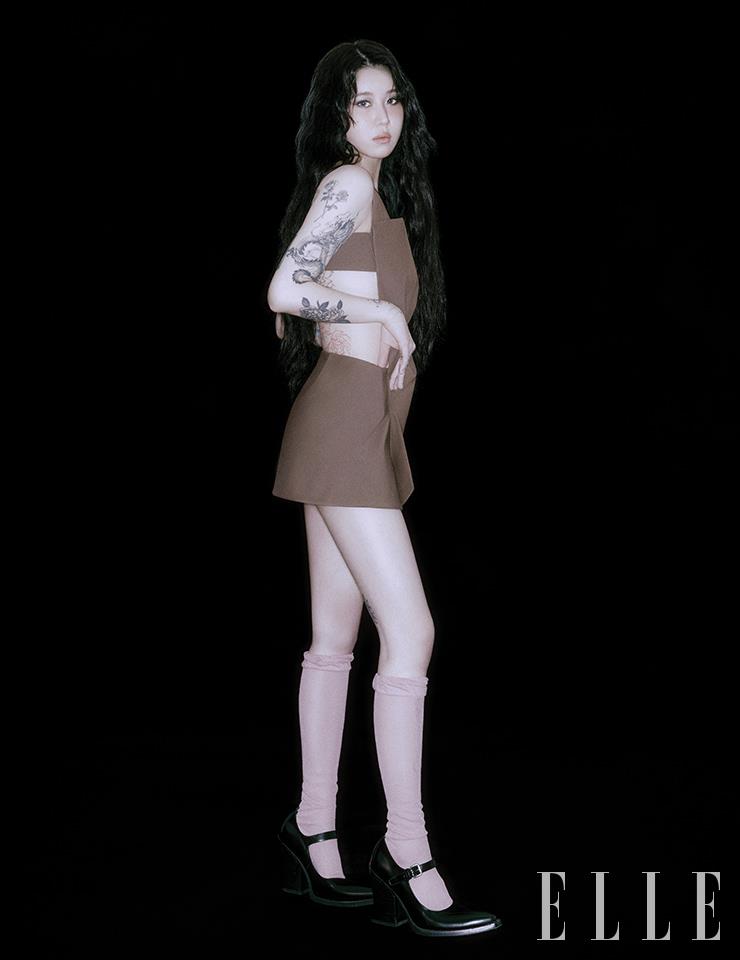 드레스와 펌프스 힐은 모두 Prada. 삭스는 스타일리스트 소장품.