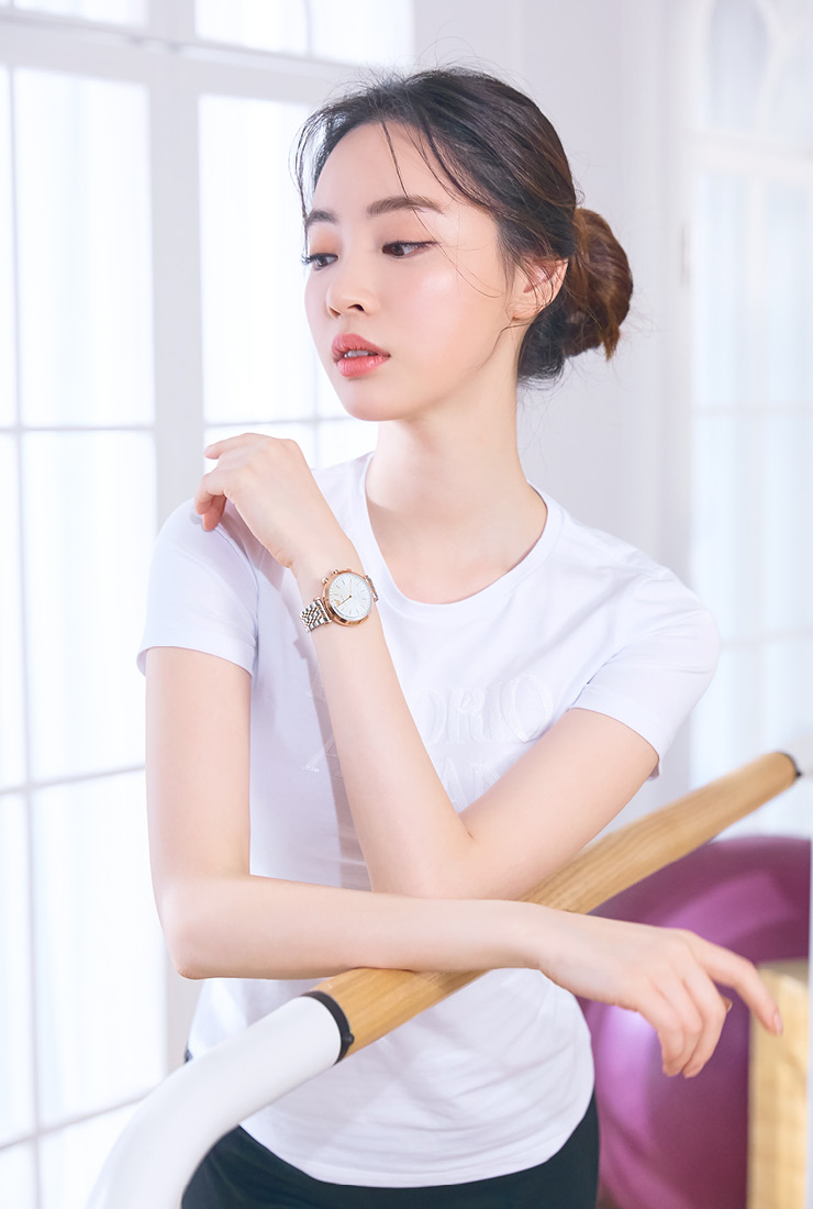 시계는 모두 엠포리오 아르마니 지아니 티바 하이브리드 스마트워치.