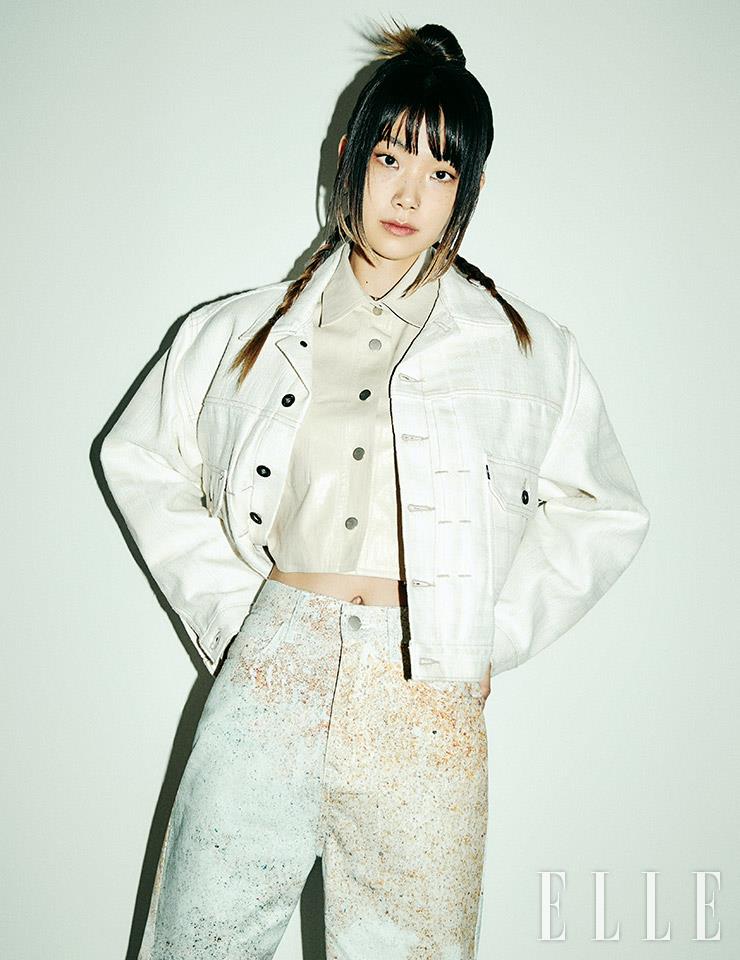 안에 입은 재킷은 Debby Upper. 재킷은 Levi’s. 바지는 Typeservice. 목걸이와 반지는 모두 Avecthing.