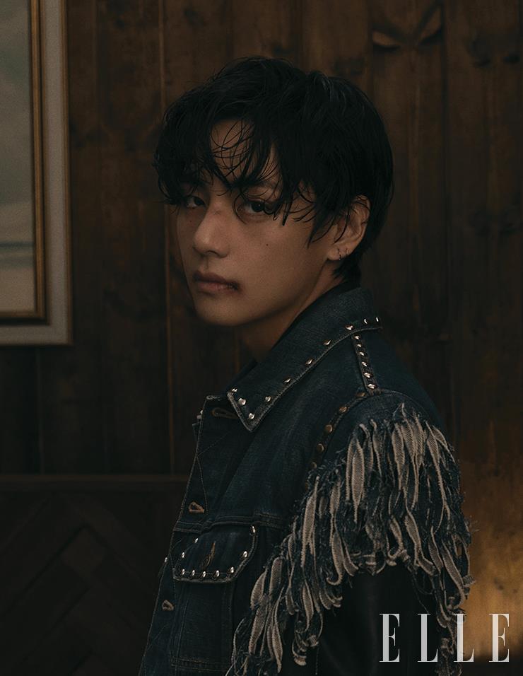 프린지 데님 베스트와 레더 블루종은 모두 Celine Homme.