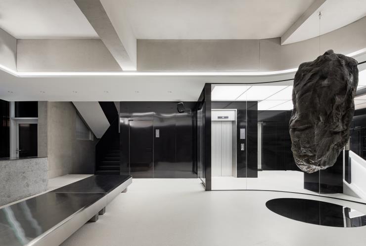 입구에 들어서자마자 보이는 운석과 거울 오브제